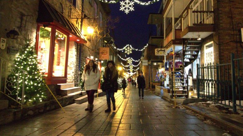 Le 31 décembre 2023 et 1er janvier 2024, quels services et commerces seront ouverts ? Photo : Le petit Champlain, à Québec, pour Noël. (Crédit : Estelle Lévêque)