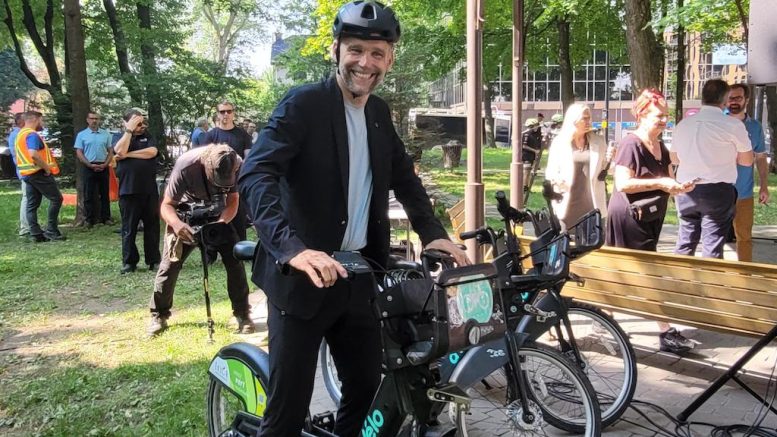 Le maire Bruno Marchand, à vélo. (Crédit photo : Courtoisie)