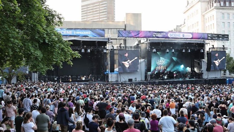 La foule au FEQ 2022, événement de BLEUFEU. (Crédit photo : Philippe Moussette)