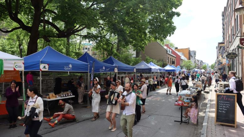 Le Rendez-vous du communautaire est un événement de Mobilisation Haute-Ville qui se déroule sur la rue Saint-Jean, rendue piétonne. (Crédit photo : Mobilisation Haute-Ville)