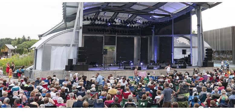 Des spectateurs assistent à un concert au parc Roland-Beaudin.