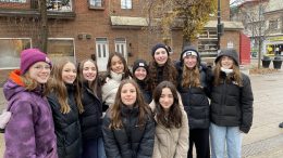 Samedi dernier, une équipe de jeunes bénévoles du club Québec excellence Synchro est venue prêter main-forte à la SDC en distribuant un document pour avertir les marchands et habitants de la 3e avenue de l'opération de distribution de lumières. (Crédit photo : Courtoisie)