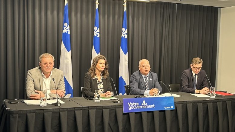 De gauche à droite : Jean-Marc Arbaud, président et chef de la direction de CDPQ Infra, Geneviève Guilbault, députée de Louis-Hébert, vice-première ministre et ministre des Transports et de la Mobilité durable, Jonatan Julien, député de Charlesbourg, ministre responsable des Infrastructures et ministre responsable de la Capitale-Nationale et Bruno Marchand, maire de la Ville de Québec