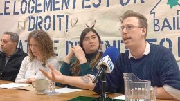 À gauche, Bernard, locataire. À droite, Sarah-Jane Ouellet, du Comité Citoyens et Citoyennes de Saint-Sauveur et Charles-Olivier P. Carrier, du Comité logement d'aide de Québec Ouest. (Crédit photo : Estelle Lévêque)