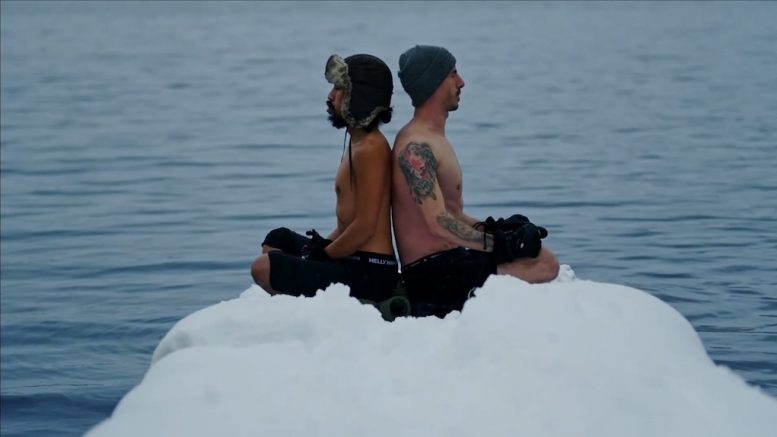 Deux hommes assis sur une banquise en train de méditer.