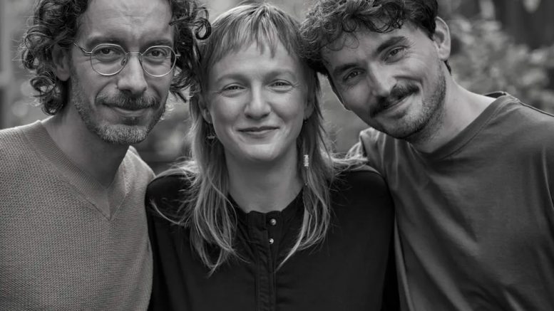 Alexandre Fecteau, metteur en scène, Catherine Dorion, auteure et Vincent Massé-Gagné, comédien de la pièce Sciences po 101 - Traité d'insoumission à l'usage du vrai monde