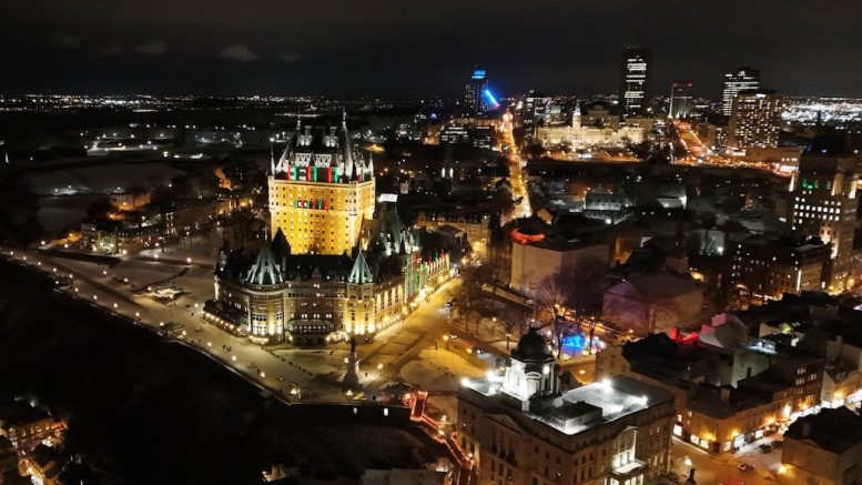 Château Frontenac de nuit vue du ciel.