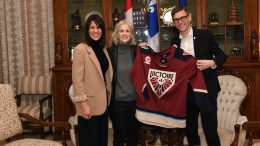 M. Bruno Marchand, maire de Québec et Mme Amy Scheer, première vice-présidente des opérations commerciales de la Ligue professionnelle de hockey féminin. (Crédit photo : Ville de Québec)