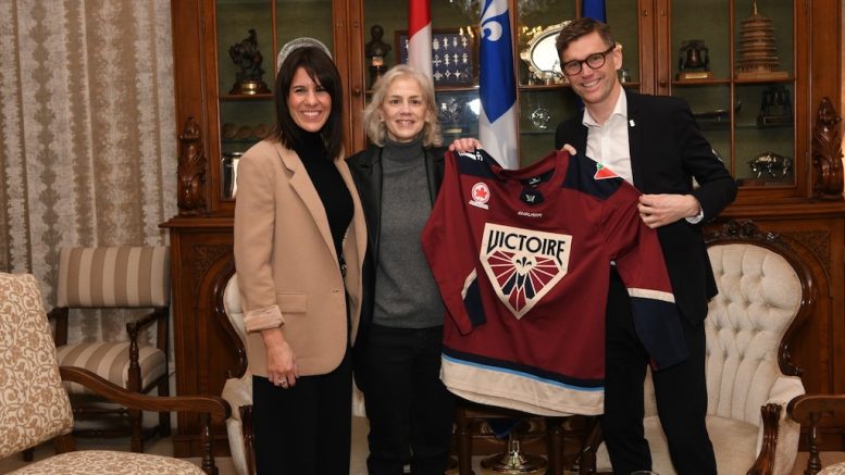 M. Bruno Marchand, maire de Québec et Mme Amy Scheer, première vice-présidente des opérations commerciales de la Ligue professionnelle de hockey féminin. (Crédit photo : Ville de Québec)