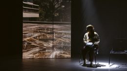 Faussaire, présentée au Théâtre Périscope jusqu'au 29 mars, est une œuvre qui, par les codes de l’enquête documentaire et de l’humour, pose des questions sur notre rapport aux faits, au mensonge et à la valeur de l’art. (Crédit photo : Stéphane Bourgeois)