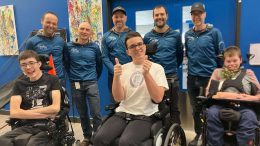 La Bande des Six (Yan Robitaille, Léo Gagné, Mathieu Bergeron, Mathieu Arbour et Pierre Descoteaux) et des élèves de l'école Madeleine-Bergeron. (Crédit photo : Courtoisie)