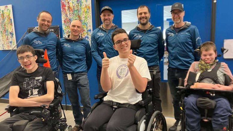 La Bande des Six (Yan Robitaille, Léo Gagné, Mathieu Bergeron, Mathieu Arbour et Pierre Descoteaux) et des élèves de l'école Madeleine-Bergeron. (Crédit photo : Courtoisie)
