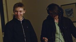 Zachary Naylor, étudiant en cinéma à l'Université Laval, travaille sur un film documentaire au sujet de la pollution de l'air à Limoilou. (Crédit photo : Courtoisie)
