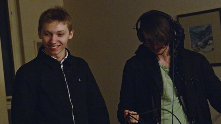 Zachary Naylor, étudiant en cinéma à l'Université Laval, travaille sur un film documentaire au sujet de la pollution de l'air à Limoilou. (Crédit photo : Courtoisie)