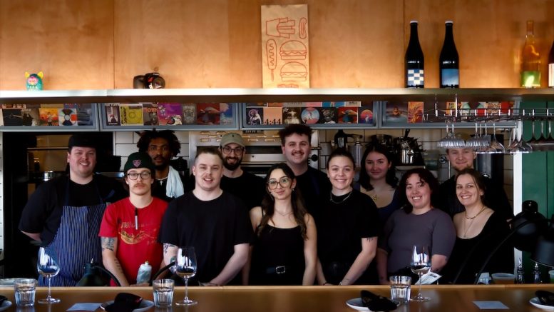 Étienne Nadeau et Sandrine Grenon entourent fièrement leur équipe.