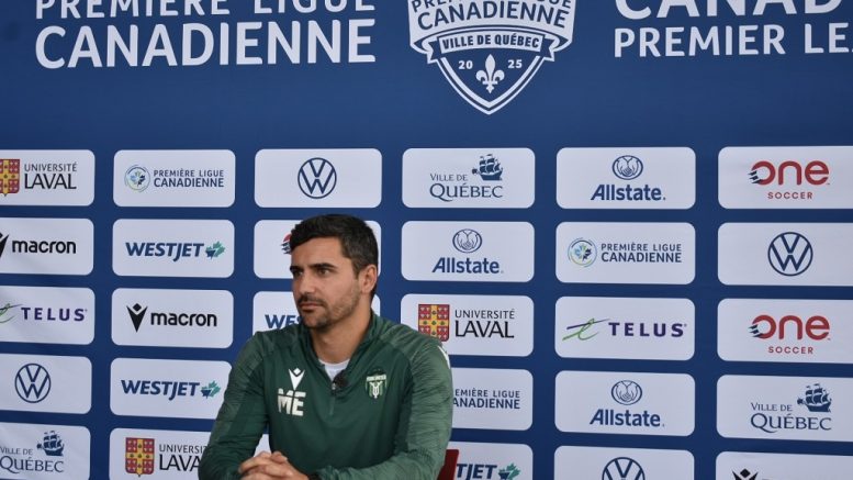 L'entraineur de l'équipe de York United, Mauro Esutáquio.