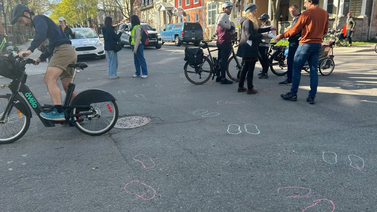 L'intersection Crémazie Ouest/Des Érables est jugée dangereuse par plusieurs citoyens. (Photo: Xavier Renald)