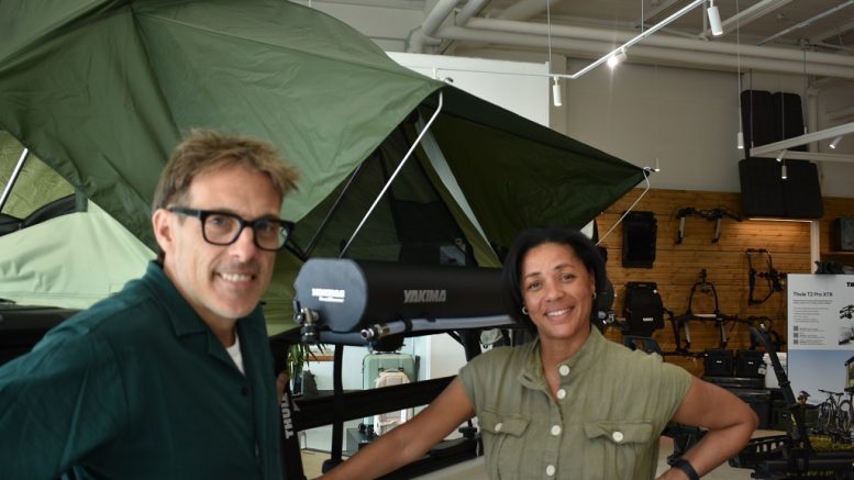 Mireille Massé et Nicolas Pilote, copropriétaire de Rack Évasion avec Audrey Paiement (absente). (Photo: Xavier Renald)