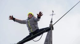 Guillaume Fontaine en équilibre sur une slackline.
