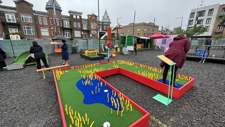 Le parcours Minigolf Belleville est installé au coin de l'avenue Cartier et du Boulevard René-Lévesque. (Photo: Xavier Renald)