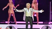 Rod Stewart était tout feu tout flamme à son entrée sur scène jeudi soir. (Photo: Philippe Moussette)