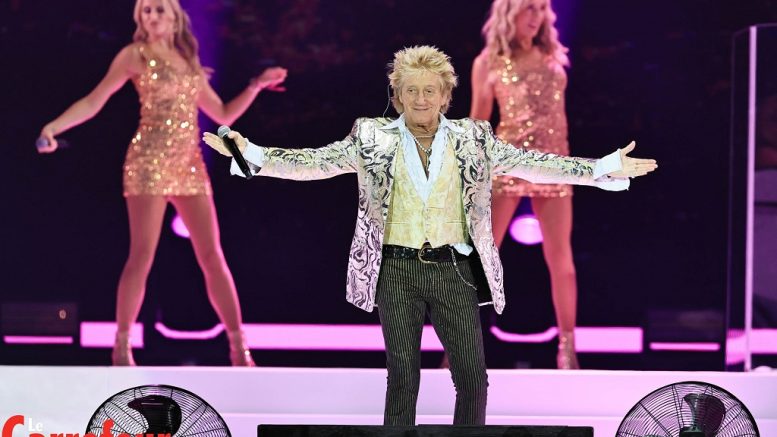 Rod Stewart était tout feu tout flamme à son entrée sur scène jeudi soir. (Photo: Philippe Moussette)