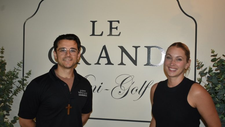 Nicolas Renaud et Elise Fortin sont cofondateurs du Grand Mini-Golf, situé au 770, rue Saint-Joseph Est. (Photo: Xavier Renald)