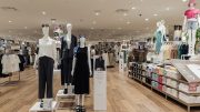 UNIQLO possède plus de 2 500 magasins à travers l'Asie, l'Europe et l'Amérique du Nord. (Photo: Courtoisie)