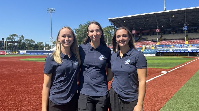 Océane Lambert, Éléonore Deblois et Lucie Anctil de l'équipe Québec 1. (Photo: Xavier Renald)