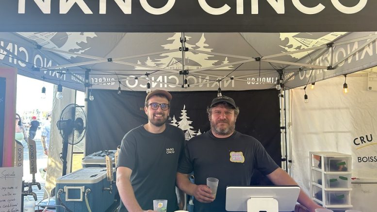 Paul Simon et Mathieu Pelletier, copropriétaires de Nano Cinco sont présents pour une deuxième fois au Festibière de Québec. (Photo: Xavier Renald)