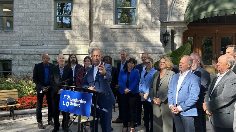 Sam Hamad et ses candidats lors du point de presse de Leadership Québec vendredi matin (19 septembre). Photo: Xavier Renald