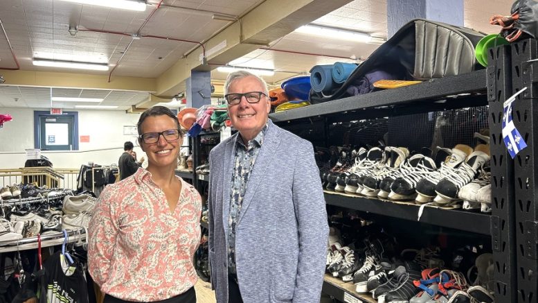 Mélodie Racine, dg du Patro Le Pivot et Marc Tardif, copropriétaire des concessionnaires KIA Beauport et Charlesbourg Toyota. (Photo: Courtoisie)