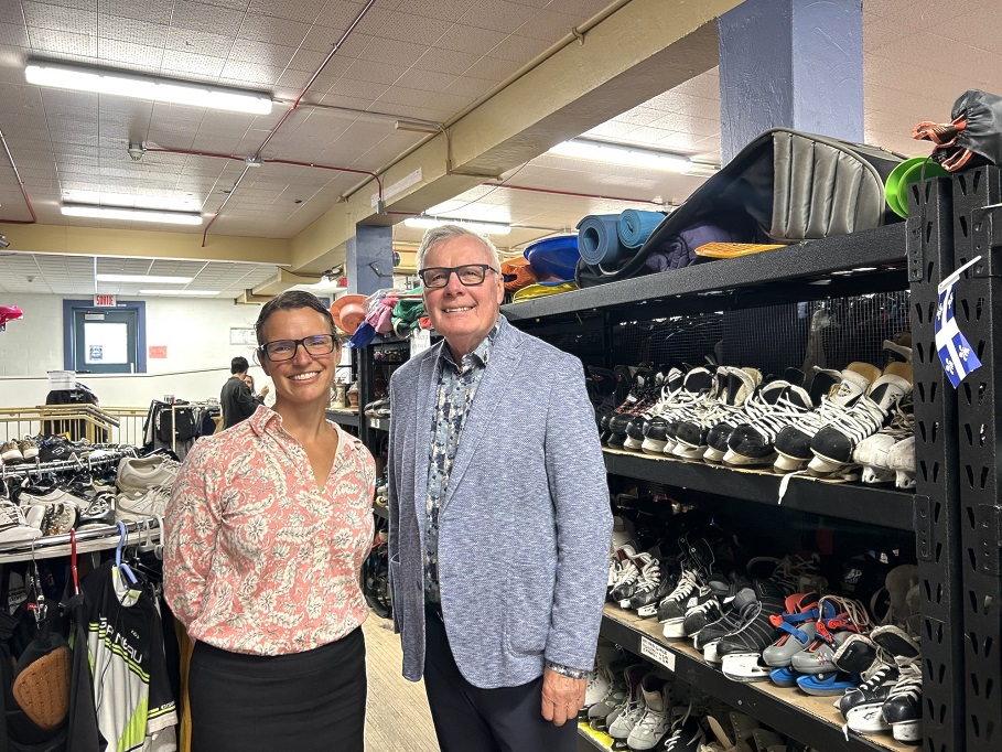 Mélodie Racine, dg du Patro Le Pivot et Marc Tardif, copropriétaire des concessionnaires KIA Beauport et Charlesbourg Toyota. (Photo: Courtoisie)
