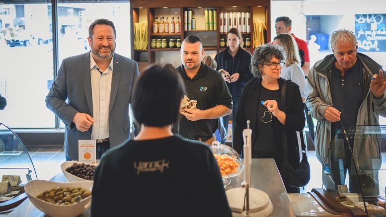 Steeve Lavoie a rencontré les citoyens et a organisé son équipe durant l'été. (Photo: Courtoisie)