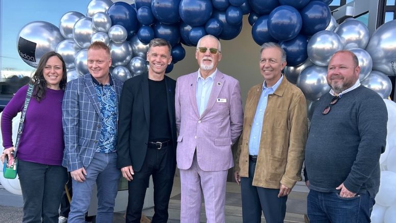 Jockie Smith, Michel Beaumont, Bruno Marchand, Guy Bonneau, Sam Hamad et Claude Villeneuve à l'ouverture des bureaux de la FADOQ