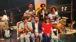 Les artistes de L'Orchestre d'Hommes-Orchestres présente La mémoire de ma mère sur la scène du Diamant.