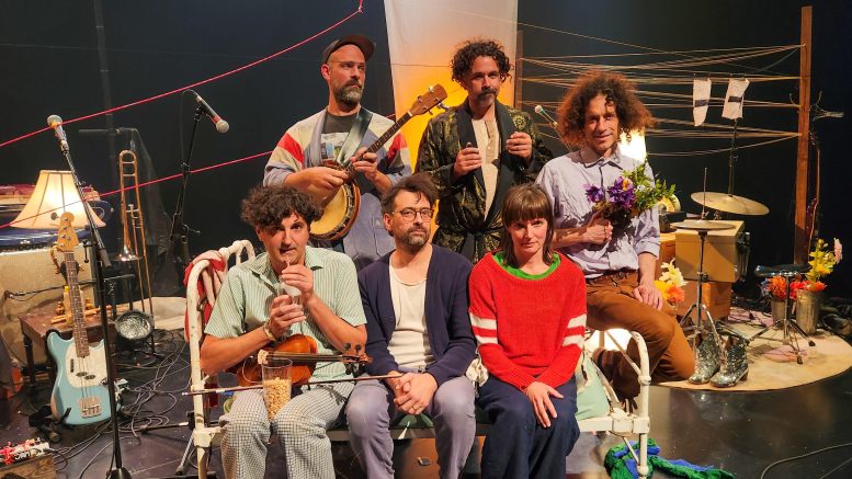 Les artistes de L'Orchestre d'Hommes-Orchestres présente La mémoire de ma mère sur la scène du Diamant.