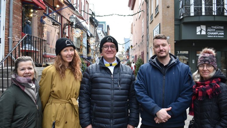 Charles Demers, directeur général au centre, entouré de Junior, directeur des opérations et de Nathalie, Carolann et Mélanie, employées de la Coopérative Quartier Petit Champlain. (Photo: Xavier Renald)