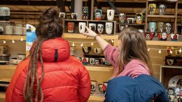 16 céramistes exposent leurs oeuvres au Grand-Marché. (Photo: Courtoisie)