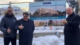 Laurent Odjick, directeur général de la SIRCAAQ; Sylvain Lévesque, député de Chauveau et Ian Lafrenière, ministre responsable des Relations avec les Premières Nations et les Inuit (crédit photo: Réseau information municipal)