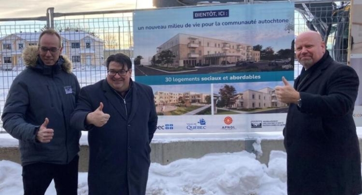 Laurent Odjick, directeur général de la SIRCAAQ; Sylvain Lévesque, député de Chauveau et Ian Lafrenière, ministre responsable des Relations avec les Premières Nations et les Inuit (crédit photo: Réseau information municipal)