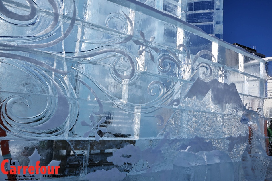 Mure de glace représentant la légende L'enfant d'hiver imaginée par les enfants du monde de l'école de Rochebelle (crédit photo: Philippe Moussette)