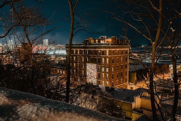 Chute de lumières
sur le mur arrière de l’hôtel 71 