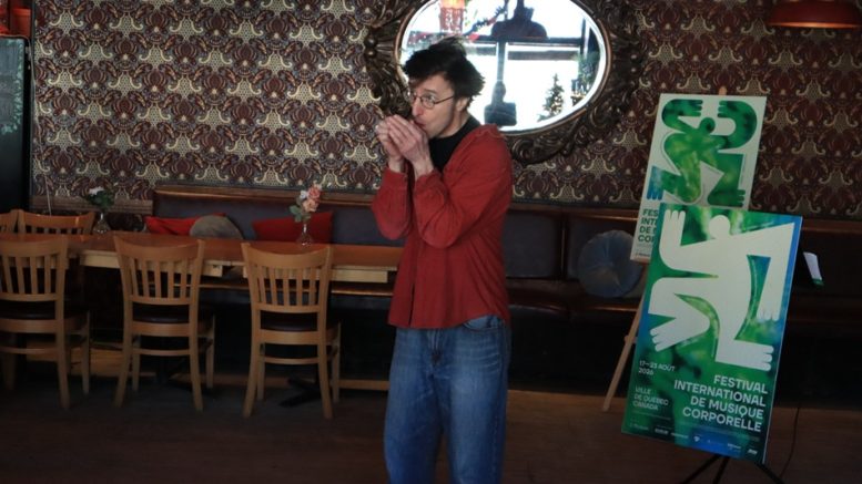 Un artiste qui présente un numéro de musique corporelle avec son corps et sa voix (crédit photo: Louis-Alexandre Parent)