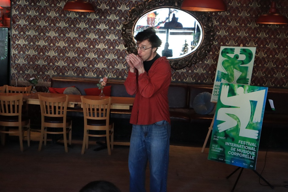 Un artiste qui présente un numéro de musique corporelle avec son corps et sa voix (crédit photo: Louis-Alexandre Parent)