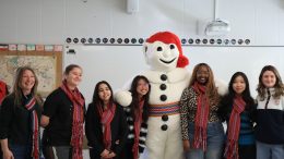 Les étudiantes de l'école De Rochebelle accompagnées du Bonhomme Carnaval (crédit photo: Louis-Alexandre Parent)