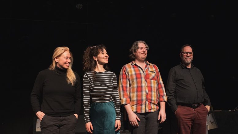 Les quatre artistes de la mise en scène à la fin de l'Intensif (de gauche à droite): Karine Ledoyen, Doriane Lens-Pitt, Hubert Bolduc et Jean-François F. Lessard.