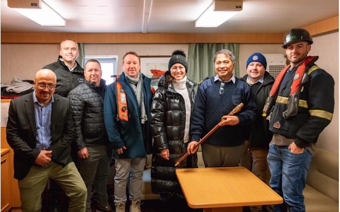 Le capitaine Leroy J. Enguerra reçoit la Canne à pommeau d’or.