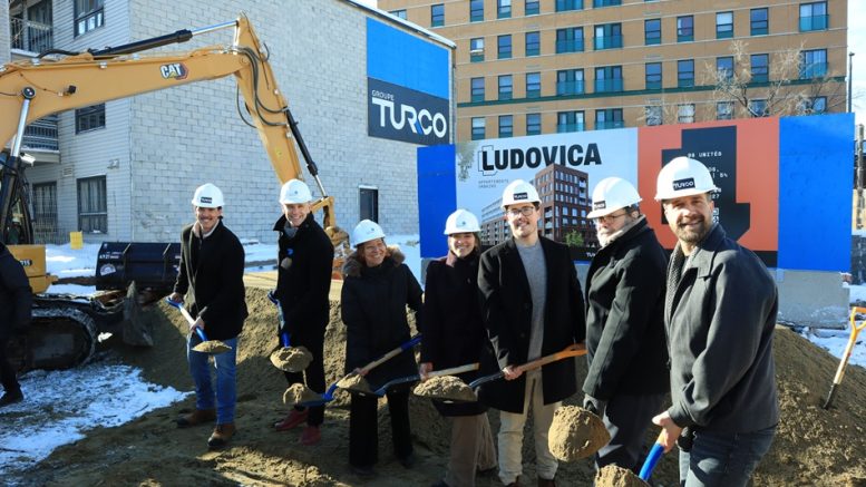 La première pelletée de terre du projet immobilier Ludovica dans Saint-Roch (crédit photo: Louis-Alexandre Parent)