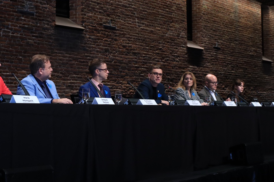 Bruno Marchand et d'autres membres de la coalition contre la fin du PEQ (crédit photo: Louis-Alexandre Parent